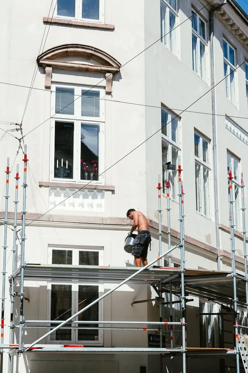 RAVALISO - chantier de façade avec échafaudage